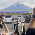 Pokušaj odbrane od nesnosnih turista: Vlasti u Japanu postavljaju ekran koji blokira pogled na planinu Fudži (FOTO)