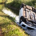 Sletela kolima u kanal pun vode: Dok se borila za život pojavio se heroj i jednim potezom je spasao