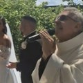 Majko mila, kakvo ludilo na venčanju Sveštenik prekinuo ceremoniju i zapevao čuveni hit, gosti u transu, internet gori…