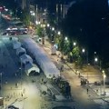 Uklonjen sramni transparent „Bolje ćaci nego naci“ ispred Skupštine Srbije FOTO, VIDEO