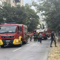 FOTO, VIDEO: Veći broj vatrogasaca gasi požar u Omladinskog pokreta, seče se krov zgrade