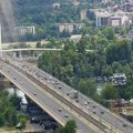 Stravičan udes 4 vozila na mostu na Adi usred oluje - sumnja se da ima poginulih Jedan automobil potpuno smrskan, saobraćaj…