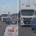 Preticao kolonu na mostu i blokirao oba smera: Izbegnuta tragedija u Srbiji, bahati vozač imao više sreće nego pameti