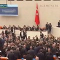 Opšti haos u turskom parlamentu: Poslanici se potukli poslednjeg dana rasprave o budžetu (video)