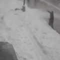 (Uznemirujući video) Stravična smrt na trotoaru: Ogromna lavina snega pala sa osmospratnice na devojku