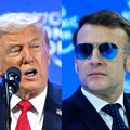 (Video) "Šta se, dođavola, tu desilo?!" Tramp se u Davosu dotakao Makrona i njegovih naočara, a onda ga ismevao