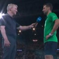 "Smiri se, kretenu!" Legendarni as nije očekivao ovakav odgovor Novaka! Publika vrištala od smeha!