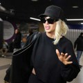 (Foto/video) Karleuša stigla u Beograd! Nakon drame s Tošićem, pop diva sva u crnom, ovaj muškarac ju je dočekao na aerodromu…