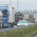 Na graničnom prelazu Batrovci teretna vozila čekaju na izlaz četiri sata