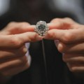 Na aukciji u Ženevi prodat plavo-zeleni dijamant za skoro 15 miliona evra