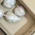 (Foto) Pronađeno sedam paketa heroina, više od 100 tableta MDMA i marihuana u stanovima: Uhapšene dve osobe