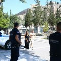 Prve slike posle krvavog pira na Akropolju u Atini: Manijak ubadao turiste, muž skočio da spase ženu pa dobio nož u šaku (foto)…