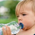 "Ne čekajte da dete ožedni, tad je već kasno": Kako sačuvati najmlađe od ekstremno visokih temperatura
