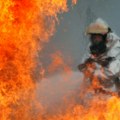 Sprečeno širenje požara u naselju 13. maj u Zemunu, intervencija i dalje u toku