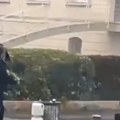 (Foto, video) Policajac pogodio dečaka projektilom u lice! Horor na protestima u Francuskoj: Izbijeni mu zubi, ne može da…