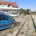 Несвакидашња незгода у Лозници: Воз закачио паркирани аутомобил, саобраћај био у прекиду