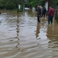 Vanredna situacija i u rekovcu: Voda prodrla u kuće i zgrade, apel građanima da pomognu u punjenju džakova (foto)