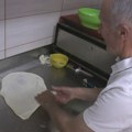 "Vruća pita iz Sjenice stiže i do Amerike, traže po 600 komada!" Mesud već 40 godina pravi specijalitete: Tajna je u…