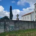 "Četnici odlazite": Pravoslavno groblje u Dalmaciji išarano ustaškim simbolima i porukama, Srbi u strahu