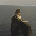 Najusamljeniji svetionik na svetu izgradili su alpinisti: Čuvar mora stoji na 30 metara visokoj steni