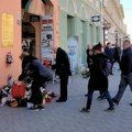 Osam mladih života zauvek nestalo u plamenu: U Novom Sadu uz vence i cveće obeleženo 16 godina od tragedije u kafiću…