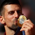 Zagrizao medalju, pa zaplakao kao dete: Novak ostvario najveći san, a onda se zbog jednog pitanja slomio pred celim svetom