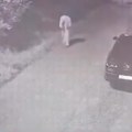 (Video) Utvara iz srbobrana: Prilika u belom šeta pored groblja, sigurnosne kamere snimile sablastan prizor: Ovo se gleda sa…