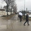 Aktivisti SNS-a krenuli autobusima za Jagodinu, pomoćnica gradonačelnika sakrila se ispod kišobrana (VIDEO)