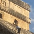 (Video) Haos na poznatoj turističkoj lokaciji u Meksiku Razjarena masa prebila nemačkog turistu jer se popeo na zabranjenu…
