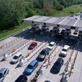Formirana kolona vozila, pitanje je šta će ljude sačekati kada siđu sa auto-puta: Pogledajte kako je stanje na naplatnoj…
