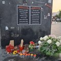 FOTO: Očišćen prostor kod spomenika na Trgu slobode i ponovo stavljena imena 16 žrtava nadstrešnice