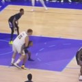 VIDEO Svi pričaju o prljavim potezima Jokića, a ovo je istina: Pogledajte šta su radili Srbinu tokom meča, na ovo NBA liga…