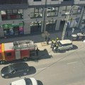 Zapalio se automobil u centru, spasen brzom intervencijom vatrogasaca (FOTO)