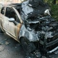 Prve slike s mesta paljenja auta na Novom Beogradu: Od "fiće" nije ostalo ništa, potpuno izgoreo za par minuta