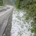 Tukao je jako, lopatom smo skupljali led iz dvorišta" Sve obelelo za par minuta, silan grad se sručio na sela kod Priboja…