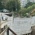 Prvi snimci drame na Voždovcu: Automobil u ponoru, stanari uplašeni, bager stoji na rubu ambisa