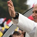 (Foto) Newsmax Balkans u Parizu, papa služi misu pred stotine hiljada vernika: "Najmasovniji skup katolika u Francuskoj"