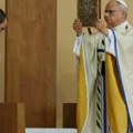 (Foto) Newsmax Balkans u Parizu, papa služio misu pred 800.000 vernika: "Najmasovniji skup katolika u Francuskoj"