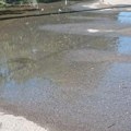 Čitaoci javljaju: Voda ulicom teče više od nedelju dana, nadležni ne reaguju