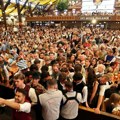 Ženama na Oktoberfestu se dele šortsevi da bi se sprečilo snimanje ispod suknje
