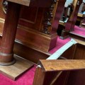 Opozicija uništila skupštinski inventar: Udarali toliko da su razvlili daske na klupama (foto)