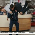 (Video) Haos u programu uživo! Voditelj Blic TV-a hteo da odmeri snage sa rvačem Hetikom Cabolovim pa završio sa nogama u…
