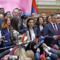Skupština Srbije: Zvižduci i transparenti, samo poslanici vlasti položili zakletvu u sali
