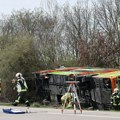 Прве фотографије са лица места након несреће код Лајпцига: Преврнуо се аутобус, хеликоптери надлећу ауто-пут