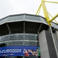 Maskirani muškarac proveo sat vremena na krovu stadiona u toku fudbalskog meča Nemačka-Danska