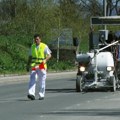 Radovi na javnoj rasveti i saobraćajnoj signalizaciji u Nišu. Postavljaju se i novi saobraćajni znakovi