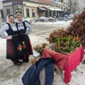 Maša i Lena prodaju badnjake u narodnoj nošnji! I nije im hladno jer će sve što zarade otići na dobra dela! Najlepše…