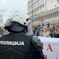 Priveden profesor Dejan Stanišić na protestu ispred Narodnog pozorišta Leskovac