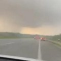 (Video) Superćelijska oluja prvi put ove godine u Srbiji! Oblak nad Mačvom doneo žestoku oluju, sve se zabelelo kao u…