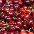 Dve šake trešanja i jagoda koštaju kao kilogram piletine! Komšije šokirane cenama voća na pijaci: "Nikada nije bilo…